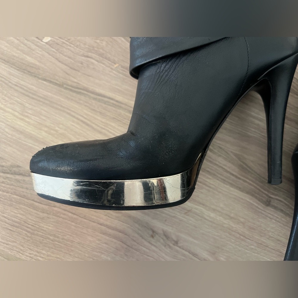GUCCI Leather Ankle Lace up Boot Platform Heel Color Black Gold Interior - Picture 8 of 13
